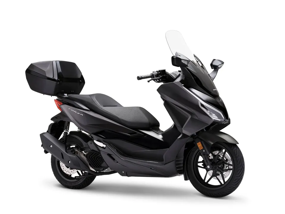 Scooter Honda Forza 125 avec top-case, un exemple d’accessoires moto Honda