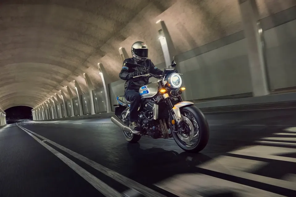 Pilote sur une Honda CB1000F dans un tunnel éclairé